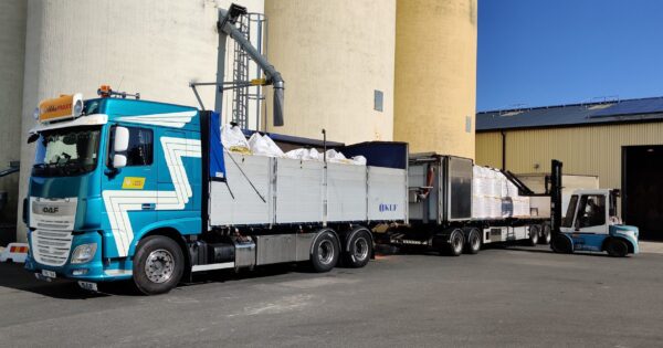 En lastbil står på vägen