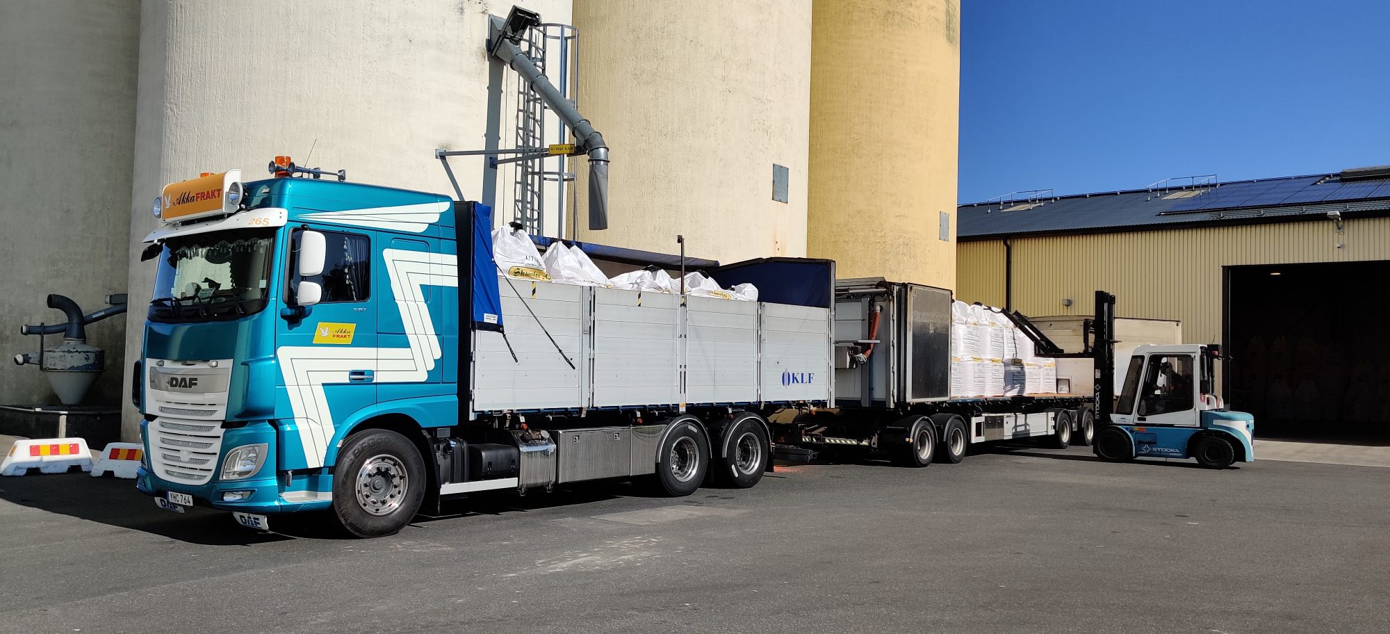 En lastbil står på vägen